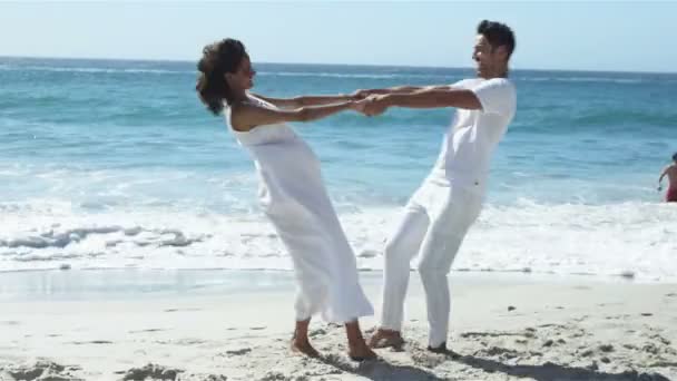 Couple souriant jouant ensemble — Video