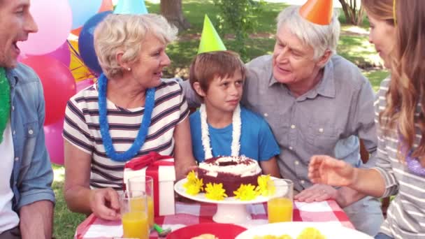 Familie feiert Geburtstag — Stockvideo