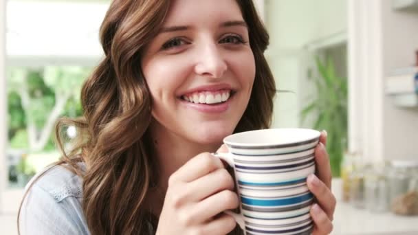 Улыбающаяся женщина пьет кофе — стоковое видео