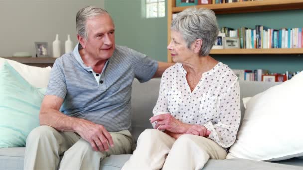 Grand-parents avec petit-fils dans le salon — Video