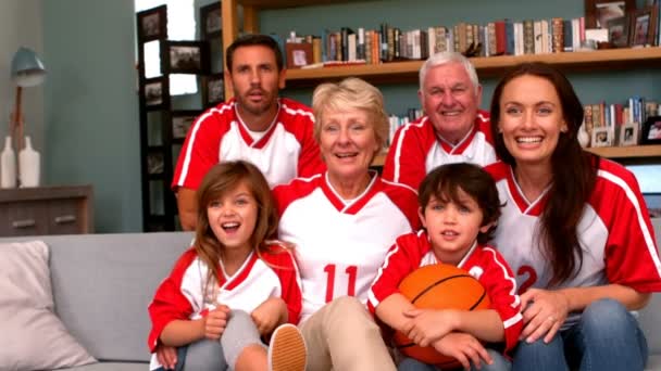 Familie kijken naar een wedstrijd van basketbal — Stockvideo