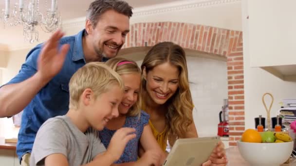 Lachende familie met behulp van Tablet PC — Stockvideo