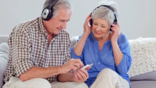 Schattig bejaarde echtpaar, luisteren naar muziek — Stockvideo