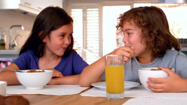Irmão e irmã tomando café da manhã — Vídeo de Stock