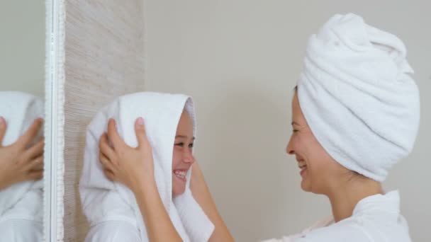 Mother drying her daughters hair with towel — Stock Video