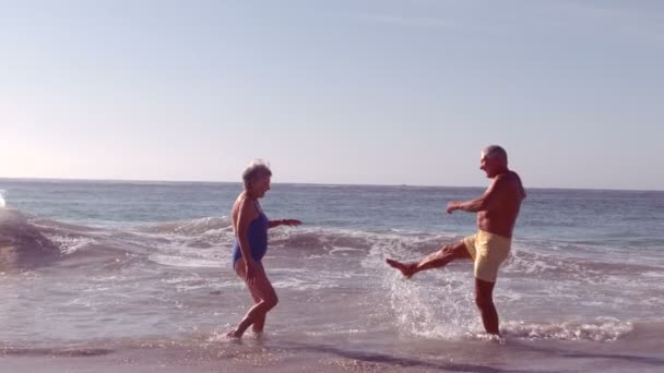 Feliz pareja mayor divirtiéndose con agua — Vídeo de stock