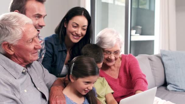 Família multi geração bonito usando laptop no sofá — Vídeo de Stock