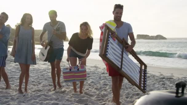 Amigos haciendo un picnic — Vídeos de Stock