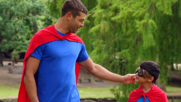Отец и сын притворяются супергероями — стоковое видео