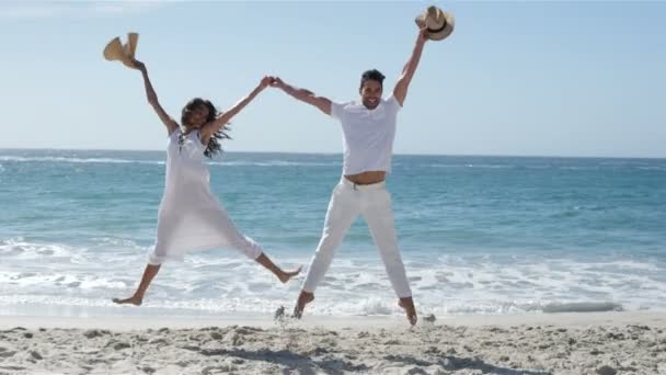 Pareja feliz saltando juntos — Vídeos de Stock