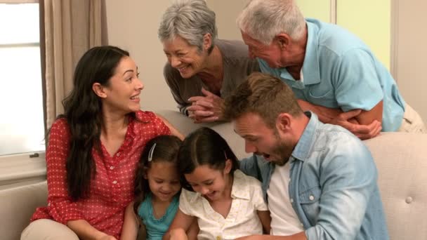 Familia usando tableta en el sofá — Vídeo de stock