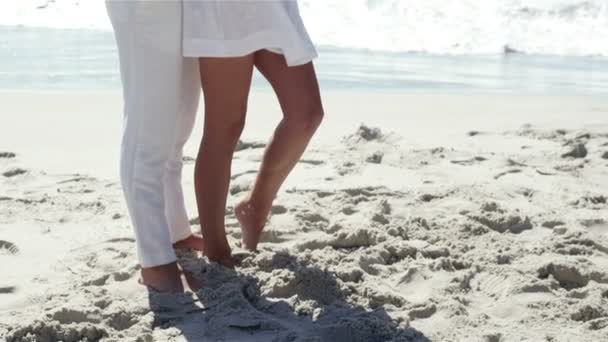 Paar umarmt sich am Strand — Stockvideo