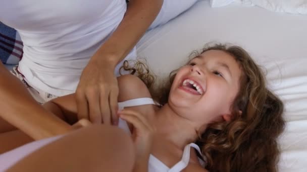 Familie spelen op bed — Stockvideo