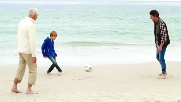 Familia jugando fútbol juntos — Vídeo de stock