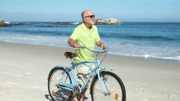 Hombre mayor con bicicleta — Vídeos de Stock