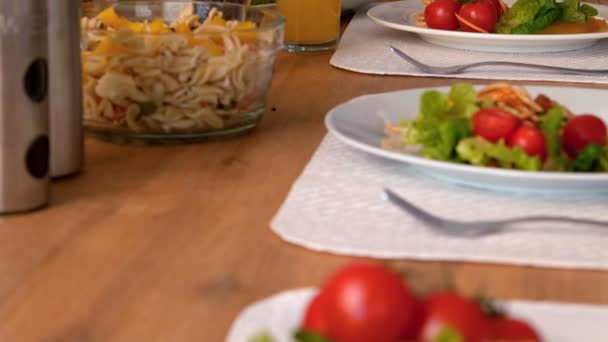 Teller mit Salat auf dem Tisch — Stockvideo