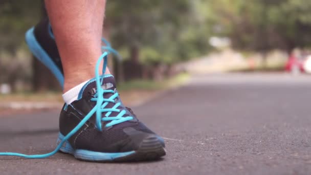 Jogger tying his shoe lace — Stock Video