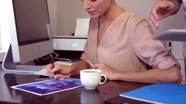 Vrouw die op de computer terwijl man weergegeven: Tablet PC werkt — Stockvideo