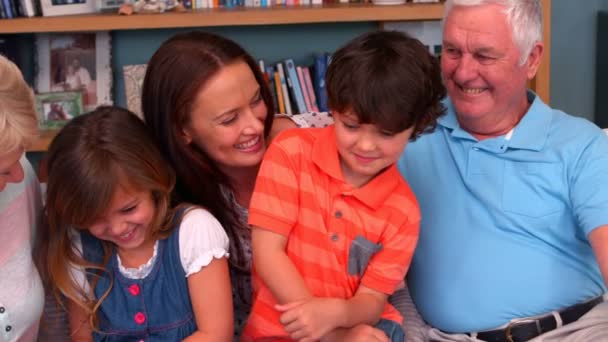 Счастливая семья, играющая на диване — стоковое видео