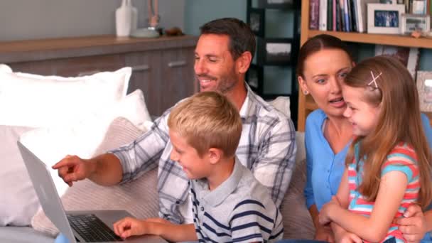 Οικογένεια χρησιμοποιώντας φορητό υπολογιστή στον καναπέ — Αρχείο Βίντεο