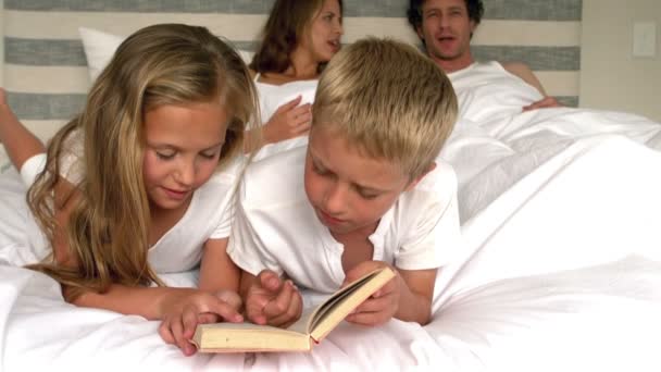 Niedliche Familie ruht im Bett — Stockvideo