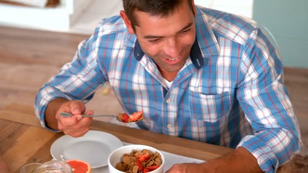 Pareja desayunando juntos — Vídeos de Stock