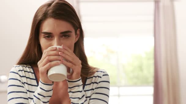 Bonita morena tomando café — Vídeos de Stock