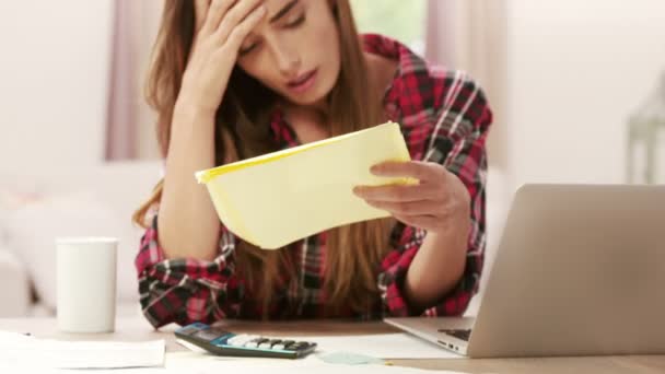 Zdenerwowany brunetka z kalkulatora płacenia rachunków — Wideo stockowe