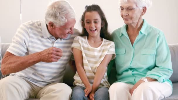 Бабушка и дедушка щекотали внучку — стоковое видео