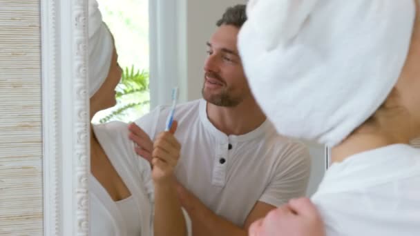 Feliz pareja en el baño — Vídeo de stock