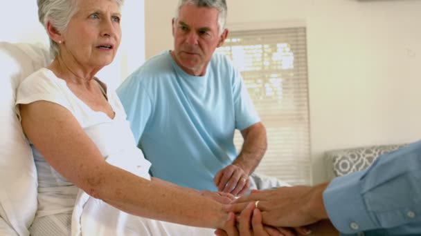 Preocupado pareja de ancianos en la cama — Vídeo de stock