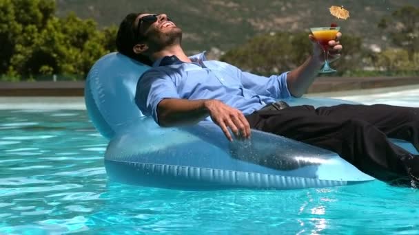 カクテルを飲みながらブイの上に座っての実業家 — ストック動画