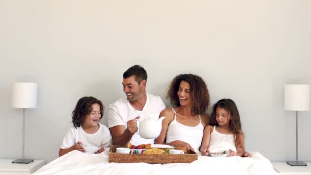 Família bonito tomando café da manhã na cama — Vídeo de Stock