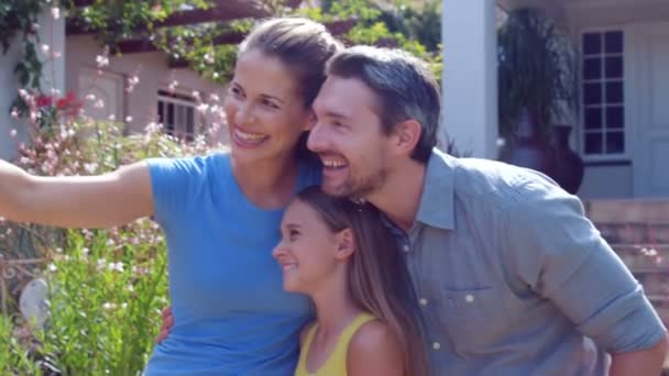 Família feliz tirando selfie — Vídeo de Stock