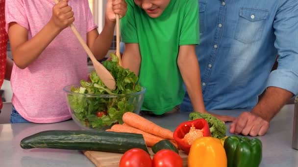 Familia preparando ensalada juntos — Vídeo de stock