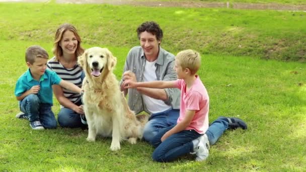 Семья с собакой в парке — стоковое видео