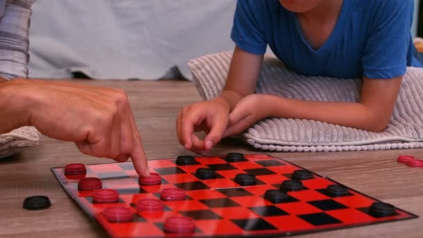 Baba ve oğul masa oyunu oynamak — Stok video
