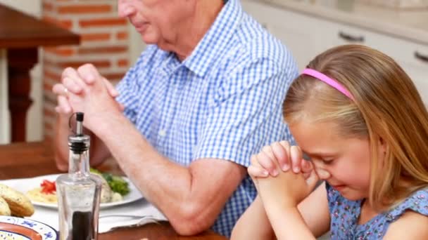 Wielopokoleniowej rodziny modląc się przed kolacją — Wideo stockowe