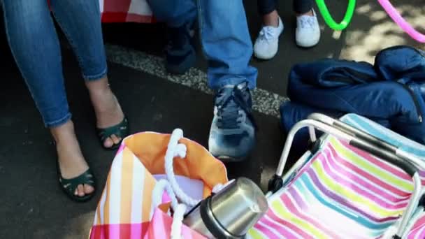 Famille assise dans le coffre de la voiture — Video