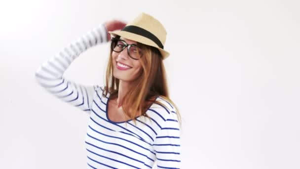 Brunette avec lunettes et chapeau — Video