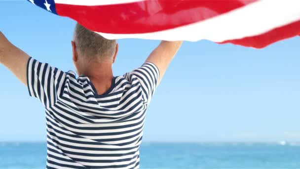 Hombre mayor con bandera americana — Vídeos de Stock