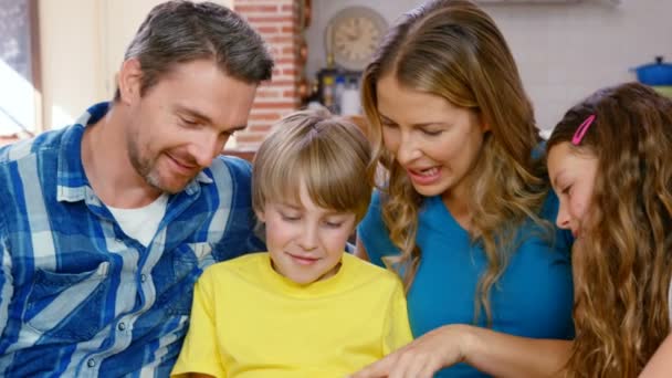 Šťastná rodina pomocí tabletu — Stock video