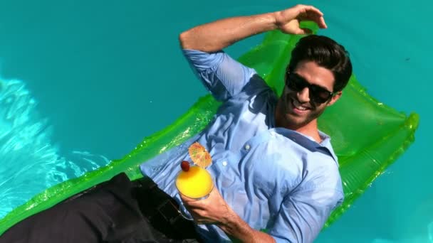 Homme d'affaires heureux montrant un pouce dans la piscine — Video