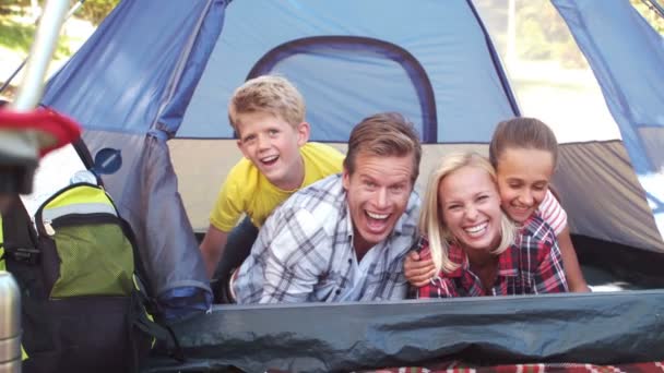 Familie op een het kamperen reis in hun tent — Stockvideo