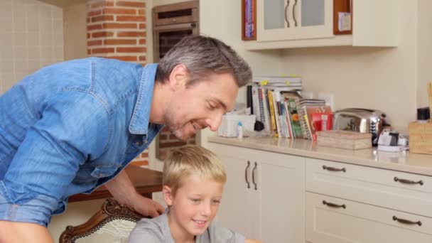 Padre ayudando a su hijo con la tarea — Vídeos de Stock