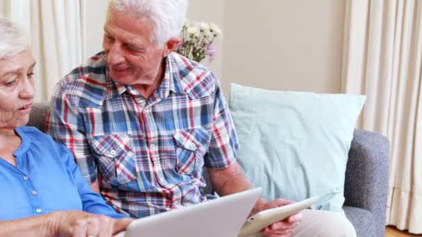 笔记本电脑和平板电脑上的年长夫妇 — 图库视频影像