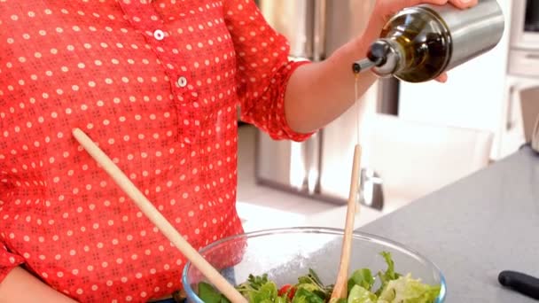 Femme versant de l'huile d'olive sur la salade — Video