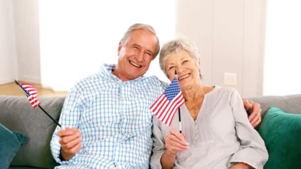 Cute mature couple waving american flags — Stock Video