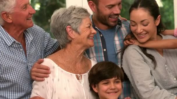 Linda familia abrazando y sonriendo — Vídeo de stock