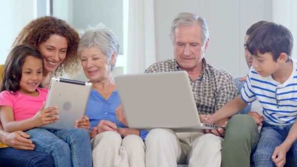 Familia usando laptop y tablet — Vídeos de Stock